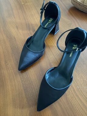 TATA Italy Black Pointed Toe Ankle-Strap Block Heel Pumps